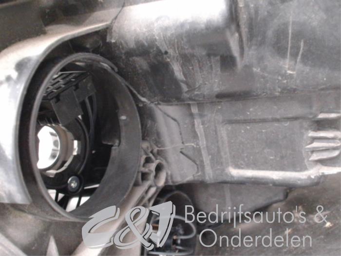 Headlight, right from a Volkswagen Crafter (SY) 2.0 TDI 2018