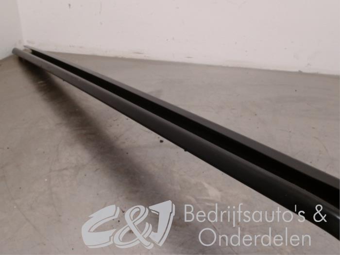 Sliding door rail, right from a Renault Trafic New (FL) 2.0 dCi 16V 90 2013