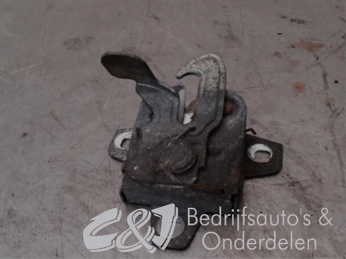 Mecanismo de cerradura de capó de un Peugeot Boxer (U9) 3.0 HDi 160 Euro 4 2011