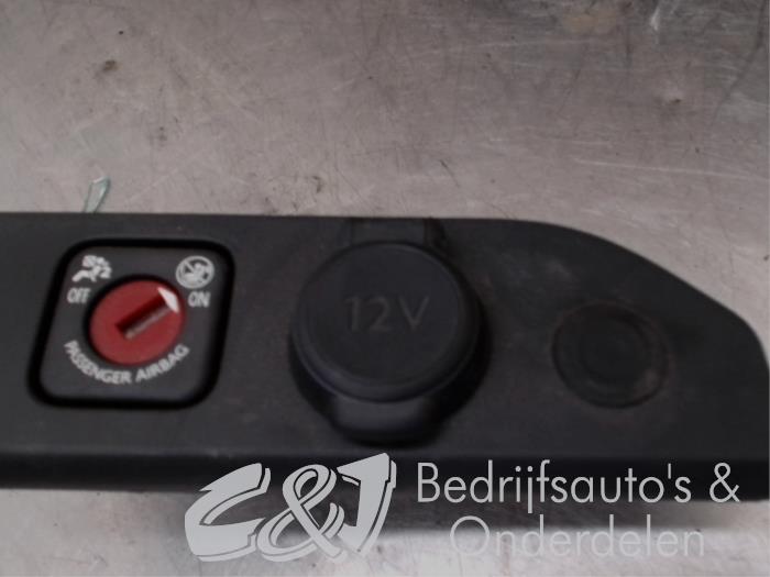 12 volt connection from a Peugeot Expert (VA/VB/VE/VF/VY) 2.0 Blue HDi 120 16V 2020