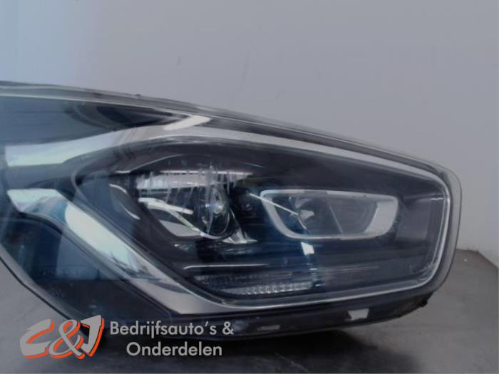 Używane Reflektor prawy Ford Tourneo Custom 2.0 TDCi 16V Eco Blue 130 Cena € 26,25 Procedura marży oferowane przez C&J Bedrijfsauto's & Onderdelen
