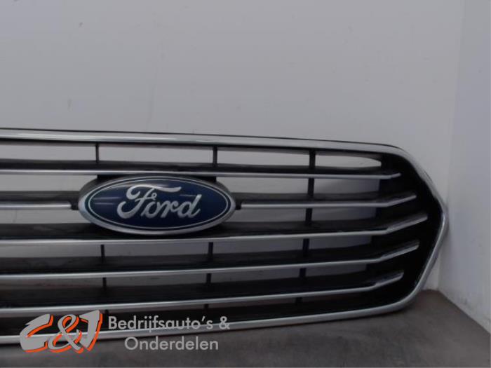 Używane Grill Ford Tourneo Custom 2.0 TDCi 16V Eco Blue 130 Cena € 42,00 Procedura marży oferowane przez C&J Bedrijfsauto's & Onderdelen