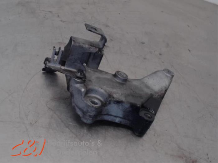 Used Engine mount Mercedes Sprinter 3t (906.61) 213 CDI 16V Price € 19,06 Inclusive VAT offered by C&J Bedrijfsauto's & Onderdelen