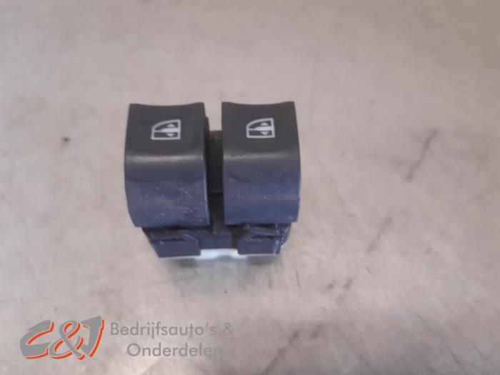 Usados Interruptor de ventanilla eléctrica Renault Trafic (1FL/2FL/3FL/4FL) 1.6 dCi 140 Twin Turbo Precio € 10,50 Norma de margen ofrecido por C&J Bedrijfsauto's & Onderdelen