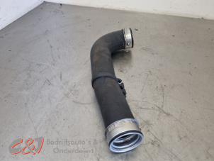 Intercooler Rohr van een Volkswagen Caddy III (2KA,2KH,2CA,2CH) 1.9 TDI 2005