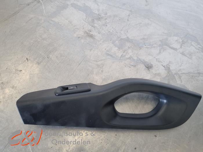 Usados Interruptor de ventanilla eléctrica Renault Trafic Passenger (1JL/2JL/3JL/4JL) 1.6 dCi 95 Precio € 15,75 Norma de margen ofrecido por C&J Bedrijfsauto's & Onderdelen