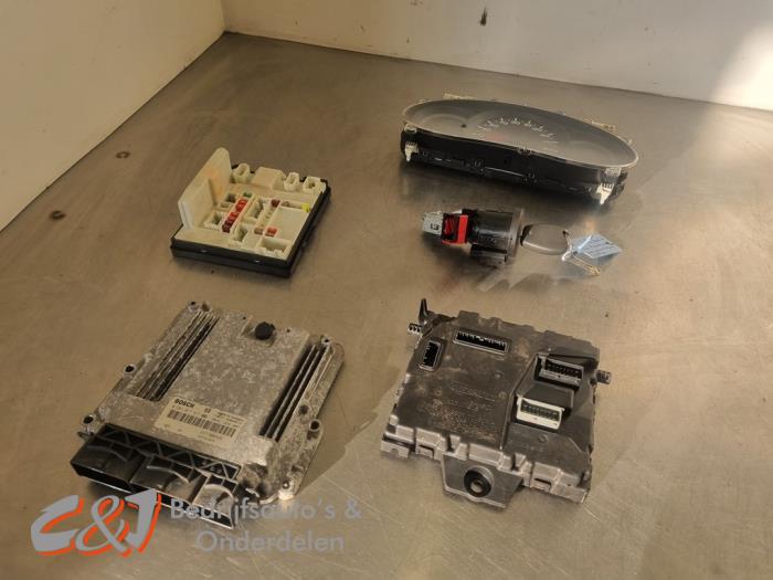 Used Ignition lock + computer Renault Master III (MA/MB/MC/MD/MH/MF/MG/MH) 2.3 dCi 16V Price € 315,00 Margin scheme offered by C&J Bedrijfsauto's & Onderdelen
