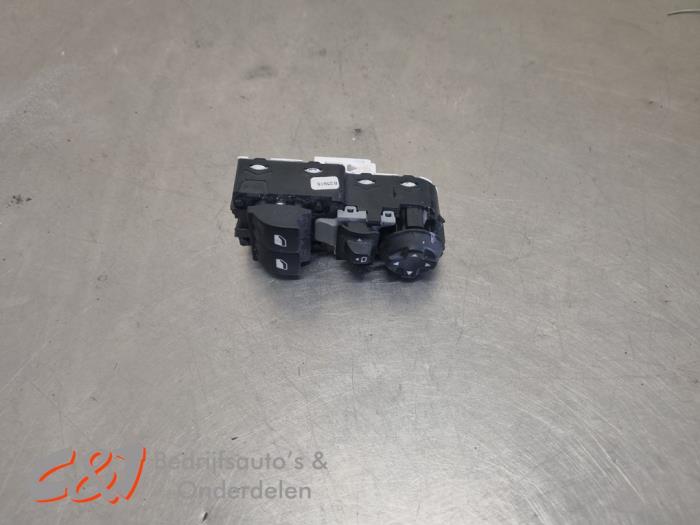 Usados Interruptor de ventanilla eléctrica Peugeot Expert (V1/VA/VB/VE/VF/VT/VY) 2.0 Blue HDi 120 16V Precio € 21,00 Norma de margen ofrecido por C&J Bedrijfsauto's & Onderdelen