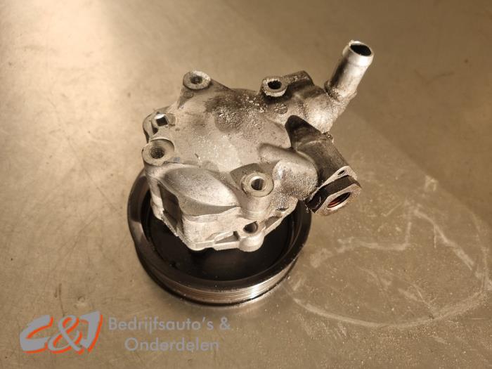 Usagé Pompe de direction Renault Master III (FV) 2.3 dCi 125 16V FWD Prix € 42,00 Règlement à la marge proposé par C&J Bedrijfsauto's & Onderdelen