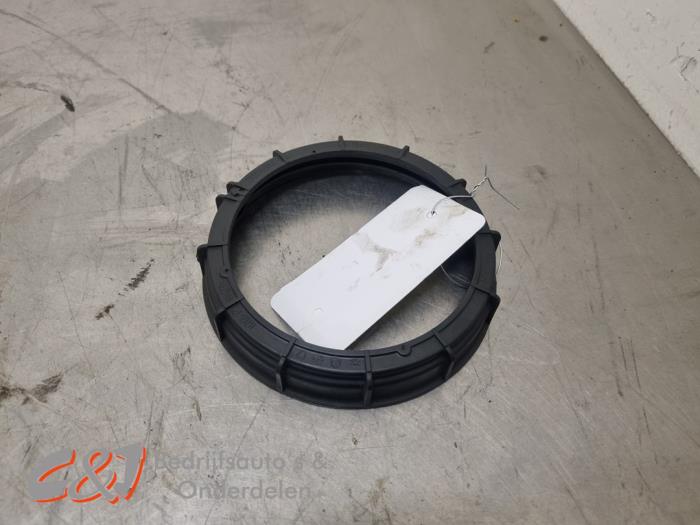 Fuel pump locking ring