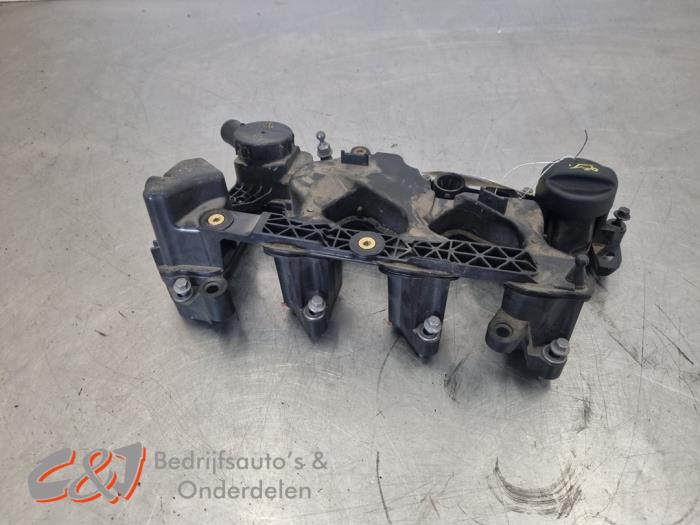 Ventildeckel van een Peugeot Partner (EA//EF/EN/EU) 1.5 BlueHDi 100 2020