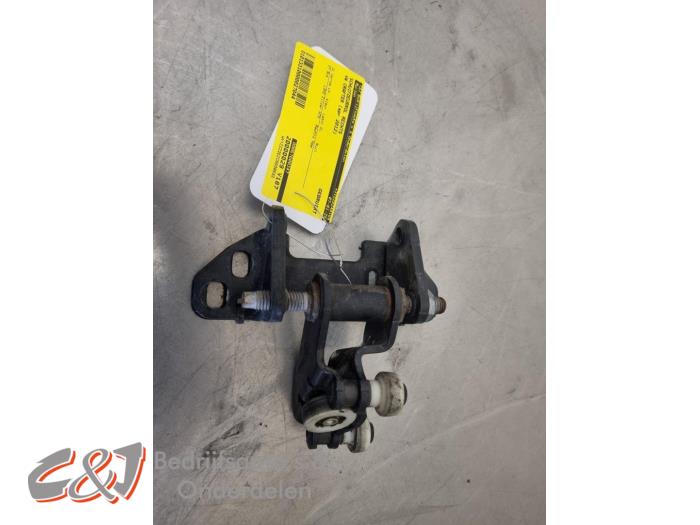 Sliding door middle roller runner