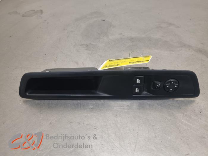 Usados Interruptor de ventanilla eléctrica Citroen Jumpy 1.6 Blue HDi 95 Precio € 21,00 Norma de margen ofrecido por C&J Bedrijfsauto's & Onderdelen