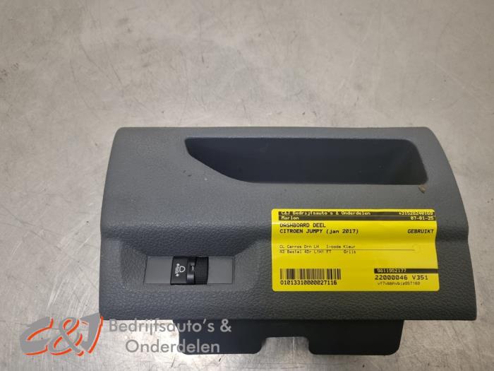 Usados Pieza de salpicadero Citroen Jumpy 1.6 Blue HDi 95 Precio € 15,75 Norma de margen ofrecido por C&J Bedrijfsauto's & Onderdelen