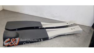 Begagnade Liststripe, mitten vänster Renault Trafic (1FL/2FL/3FL/4FL) 2.0 dCi 16V 150 Pris € 89,25 Marginaltabell erbjuds av C&J Bedrijfsauto's & Onderdelen