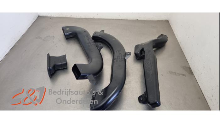 Begagnade Lufttratt Renault Trafic (1FL/2FL/3FL/4FL) 2.0 dCi 16V 150 Pris € 21,00 Marginaltabell erbjuds av C&J Bedrijfsauto's & Onderdelen
