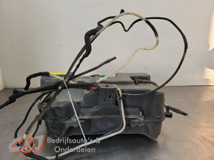 Gebrauchte Adblue Tank Renault Trafic (1FL/2FL/3FL/4FL) 2.0 dCi 16V 150 Preis € 210,00 Margenregelung angeboten von C&J Bedrijfsauto's & Onderdelen