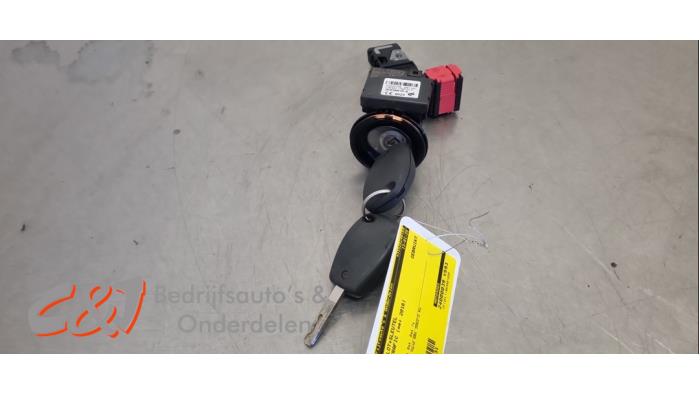 Używane Stacyjka + Kluczyk Renault Trafic (1FL/2FL/3FL/4FL) 1.6 dCi 120 Twin Turbo Cena € 42,00 Procedura marży oferowane przez C&J Bedrijfsauto's & Onderdelen