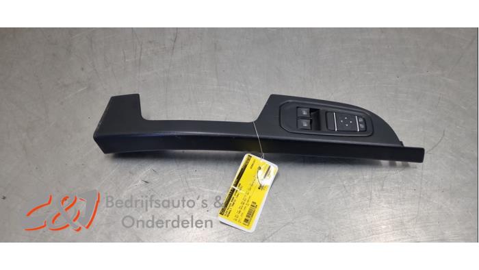 Usados Interruptor de ventanilla eléctrica Renault Trafic (1FL/2FL/3FL/4FL) 2.0 dCi 16V 150 Precio € 21,00 Norma de margen ofrecido por C&J Bedrijfsauto's & Onderdelen