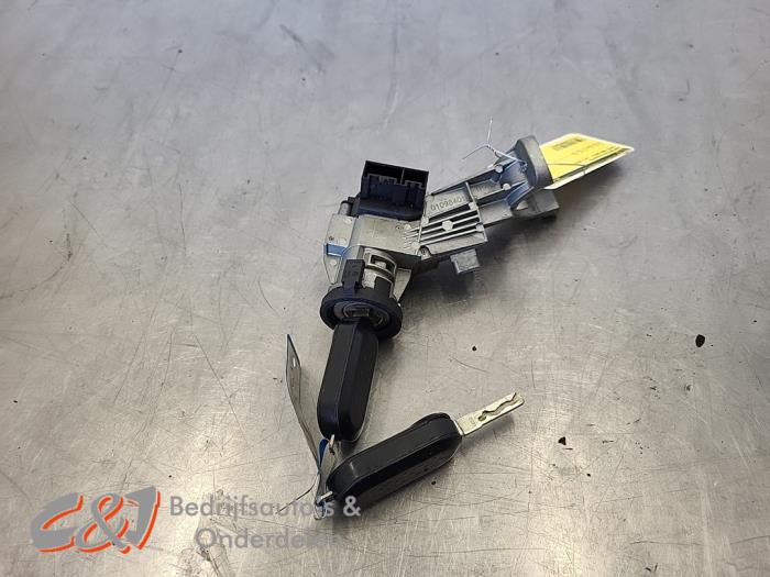Używane Stacyjka + Kluczyk Iveco New Daily VI 35C17, 35S17, 40C17, 50C17, 65C17, 70C17 Cena € 157,50 Procedura marży oferowane przez C&J Bedrijfsauto's & Onderdelen