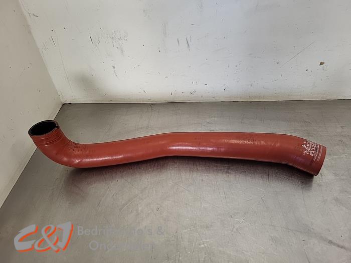 Gebrauchte Intercooler Schlauch Iveco New Daily VI 35C18, 40C18, 50C18, 65C18, 70C18, 35S18 Preis € 21,00 Margenregelung angeboten von C&J Bedrijfsauto's & Onderdelen