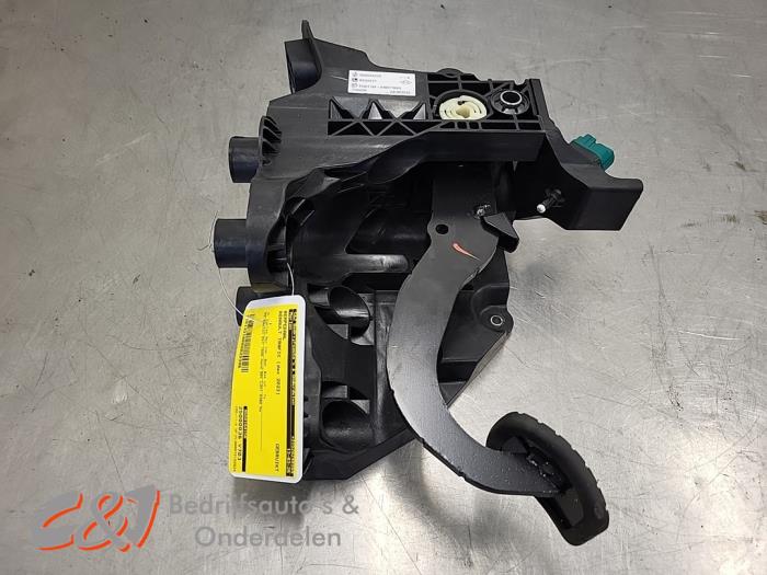 Używane Pedal hamulca Renault Trafic (1FL/2FL/3FL/4FL) 2.0 dCi 16V 150 Cena € 15,75 Procedura marży oferowane przez C&J Bedrijfsauto's & Onderdelen