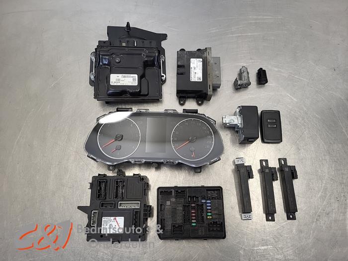 Used Ignition lock + computer Renault Trafic (1FL/2FL/3FL/4FL) 2.0 dCi 16V 150 Price € 952,88 Inclusive VAT offered by C&J Bedrijfsauto's & Onderdelen