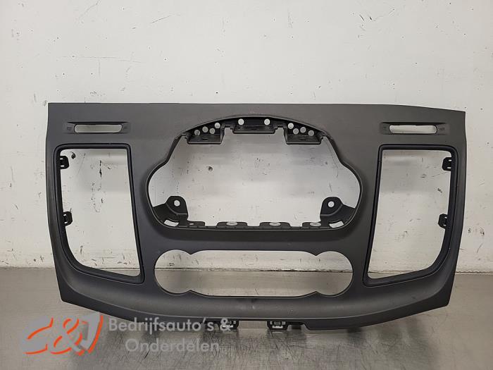 Używane Rama radia Ford Transit Custom 2.0 TDCi 16V Eco Blue 130 Cena € 21,00 Procedura marży oferowane przez C&J Bedrijfsauto's & Onderdelen