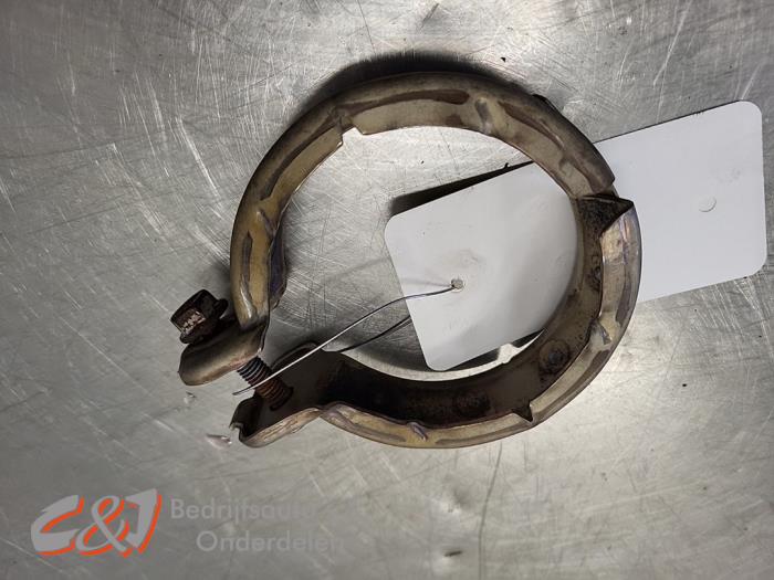 Muffler pipe connector clamp