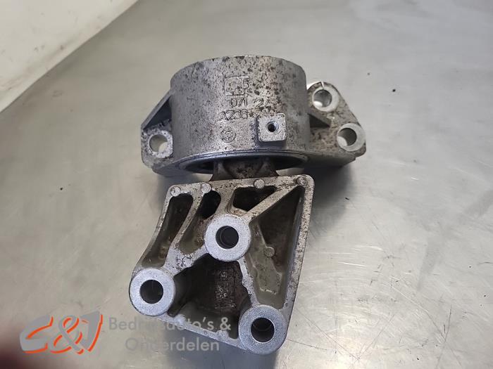 Engine mount from a Fiat Doblo Cargo (263) 1.3 MJ 16V DPF Euro 5 2014