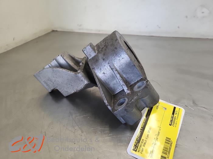 Usagé Support moteur Fiat Doblo Cargo (263) 1.3 MJ 16V DPF Euro 5 Prix € 15,75 Règlement à la marge proposé par C&J Bedrijfsauto's & Onderdelen