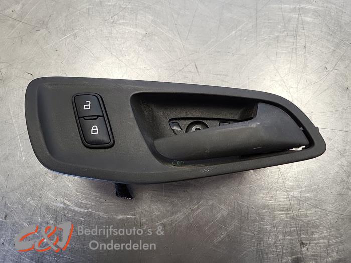 Begagnade Handtag Ford Transit 2.2 TDCi 16V Pris € 15,75 Marginaltabell erbjuds av C&J Bedrijfsauto's & Onderdelen