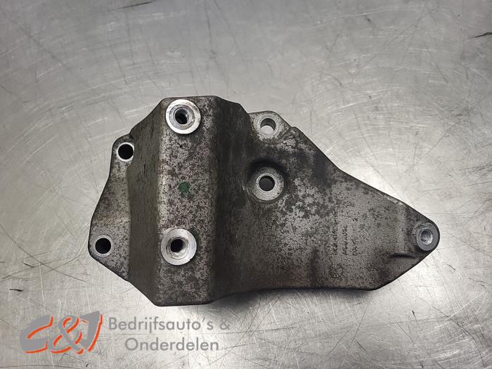Usagé Support dynamo haut Ford Transit 2.2 TDCi 16V Euro 5 Prix € 15,75 Règlement à la marge proposé par C&J Bedrijfsauto's & Onderdelen