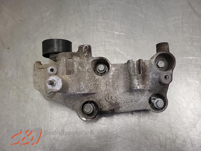 Gebrauchte Dynamostütze oben Nissan Interstar 2.3 dCi 135 16V Preis € 15,75 Margenregelung angeboten von C&J Bedrijfsauto's & Onderdelen