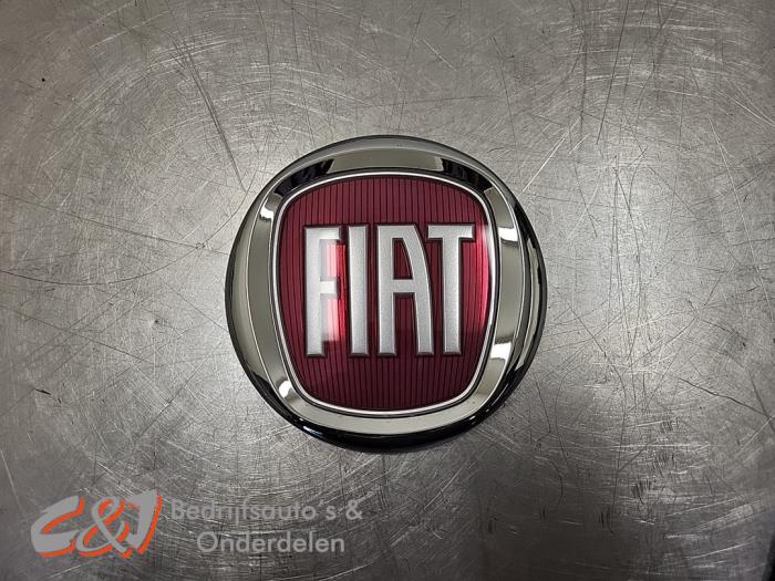Używane Emblemat Fiat Scudo 1.5 Multijet 120 Cena € 10,50 Procedura marży oferowane przez C&J Bedrijfsauto's & Onderdelen
