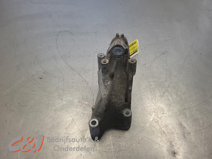 Usagé Support moteur Volkswagen Crafter 2.0 BiTDI Prix € 15,75 Règlement à la marge proposé par C&J Bedrijfsauto's & Onderdelen