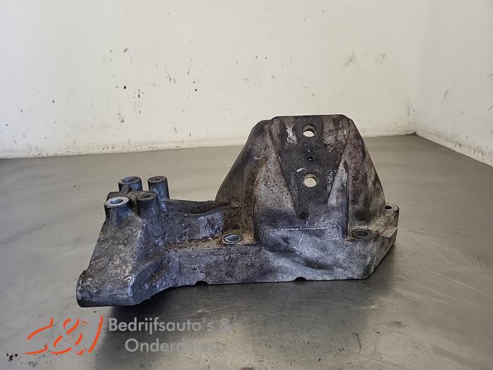 Used Engine mount Iveco New Daily VI 33S16, 35C16, 35S16 Price € 15,75 Margin scheme offered by C&J Bedrijfsauto's & Onderdelen