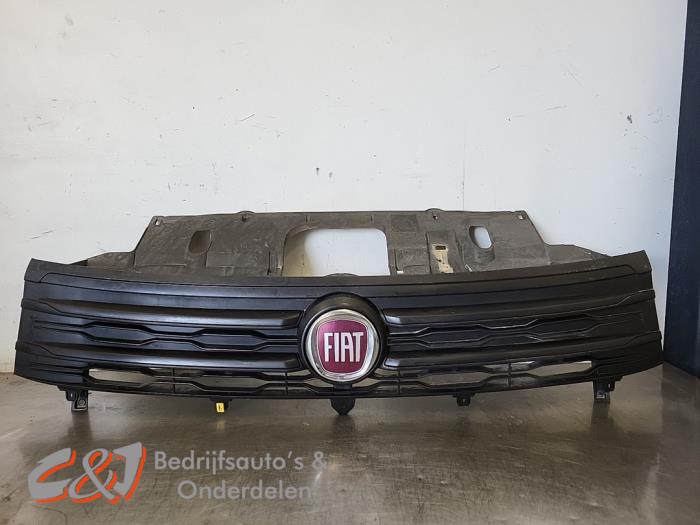 Używane Grill Fiat Talento 1.6 MultiJet Biturbo 120 Cena € 63,00 Procedura marży oferowane przez C&J Bedrijfsauto's & Onderdelen