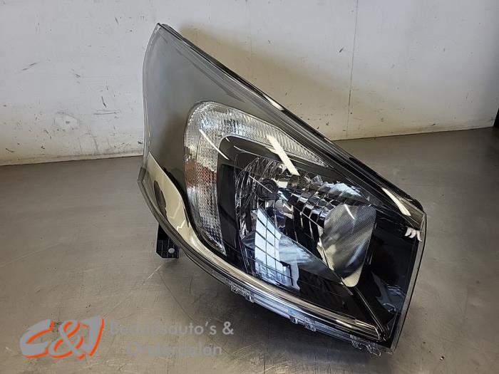 Używane Reflektor prawy Renault Trafic (1FL/2FL/3FL/4FL) 1.6 dCi 145 Twin Turbo Cena € 131,25 Procedura marży oferowane przez C&J Bedrijfsauto's & Onderdelen