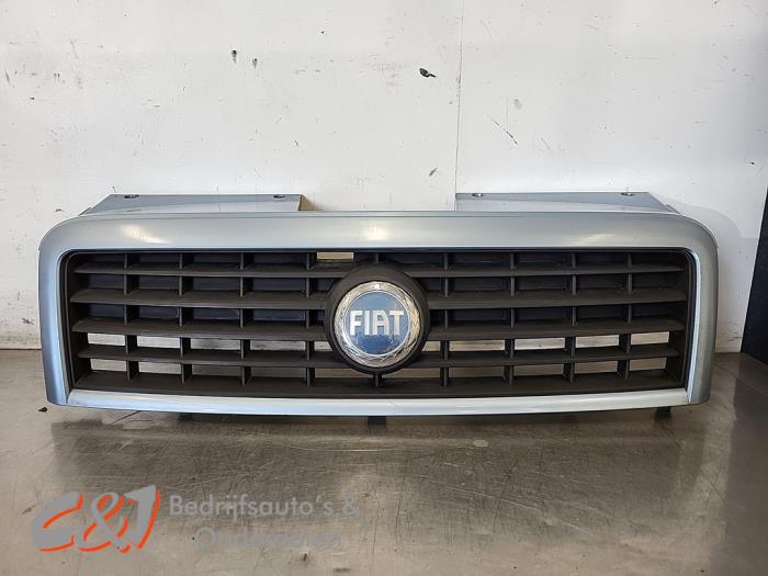 Używane Grill Fiat Doblo (223A/119) 1.9 JTD Multijet Cena € 21,00 Procedura marży oferowane przez C&J Bedrijfsauto's & Onderdelen