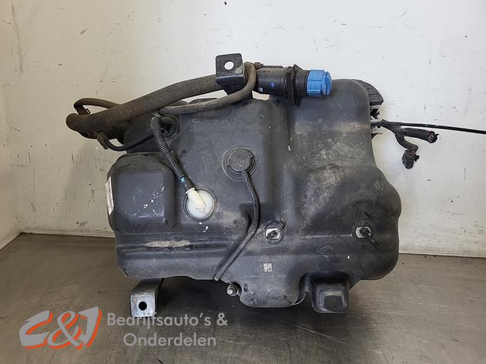 Gebrauchte Adblue Tank Nissan NV 300 1.6 dCi 125 Preis € 131,25 Margenregelung angeboten von C&J Bedrijfsauto's & Onderdelen