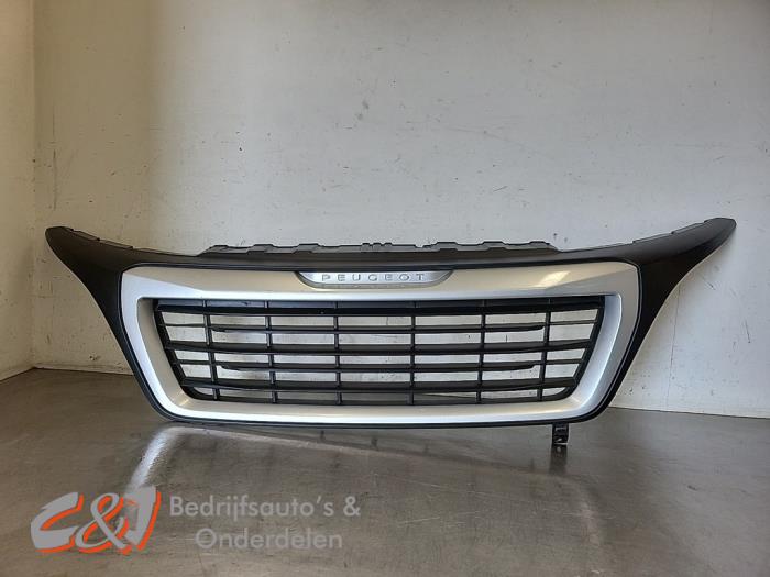 Używane Grill Peugeot Boxer (U9) 2.0 BlueHDi 160 Cena € 89,25 Procedura marży oferowane przez C&J Bedrijfsauto's & Onderdelen