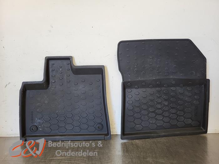 Gebrauchte Matten Set Opel Combo Cargo 1.6 CDTI 100 Preis € 21,00 Margenregelung angeboten von C&J Bedrijfsauto's & Onderdelen