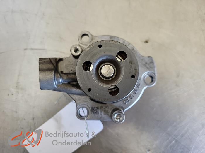 Begagnade Vattenpump Volkswagen Crafter (SY) 2.0 TDI FWD Pris € 31,50 Marginaltabell erbjuds av C&J Bedrijfsauto's & Onderdelen