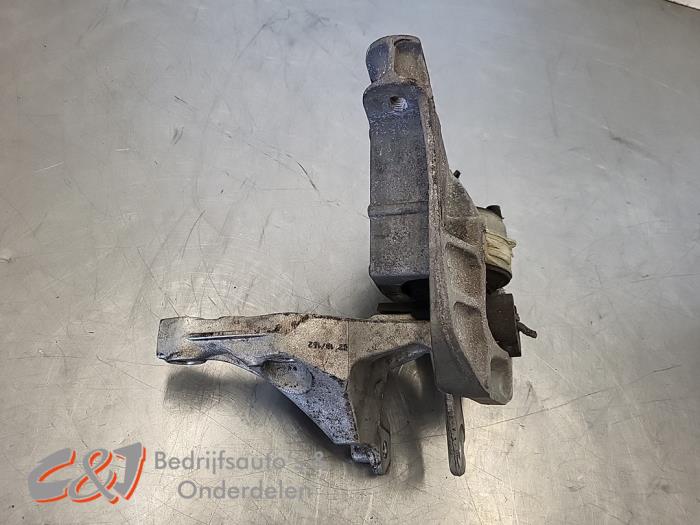 Used Engine mount Peugeot Expert (V1/VA/VB/VE/VF/VT/VY) 2.0 Blue HDi 120 16V Price € 18,38 Margin scheme offered by C&J Bedrijfsauto's & Onderdelen