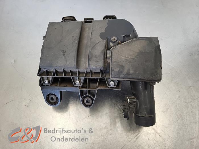 Begagnade Luftfilterhus Peugeot Partner (EA//EF/EN/EU) 1.5 BlueHDi 130 Pris € 26,25 Marginaltabell erbjuds av C&J Bedrijfsauto's & Onderdelen