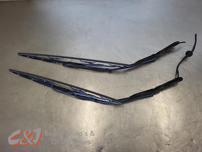 Gebrauchte Scheibenwischerarm-Set Iveco New Daily V 29L15V, 35C15LV, 40C15L, 50C15LV Preis € 26,25 Margenregelung angeboten von C&J Bedrijfsauto's & Onderdelen
