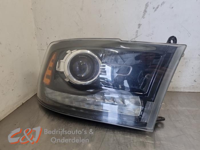 Używane Reflektor prawy Dodge 1500 Standard Cab (DS) 5.7 Hemi V8 4x4 Cena € 787,50 Procedura marży oferowane przez C&J Bedrijfsauto's & Onderdelen