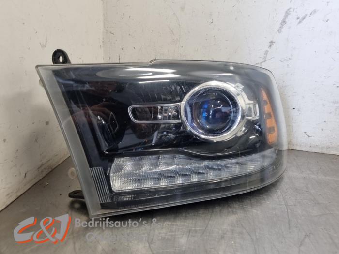 Używane Reflektor lewy Dodge 1500 Standard Cab (DS) 5.7 Hemi V8 4x4 Cena € 157,50 Procedura marży oferowane przez C&J Bedrijfsauto's & Onderdelen