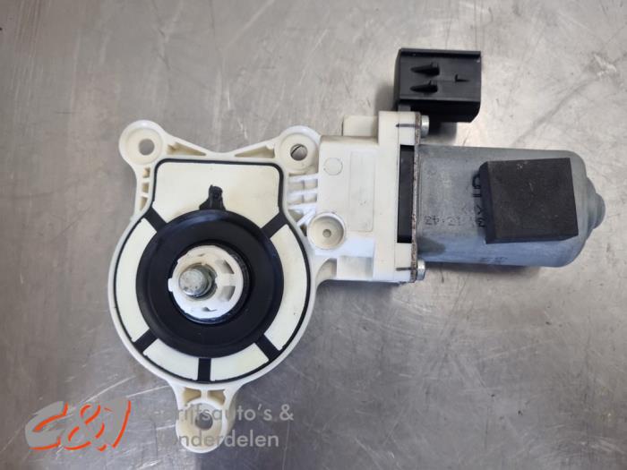 Usados Motor de ventanilla de puerta Dodge 1500 Standard Cab (DS) 5.7 Hemi V8 4x4 Precio € 21,00 Norma de margen ofrecido por C&J Bedrijfsauto's & Onderdelen